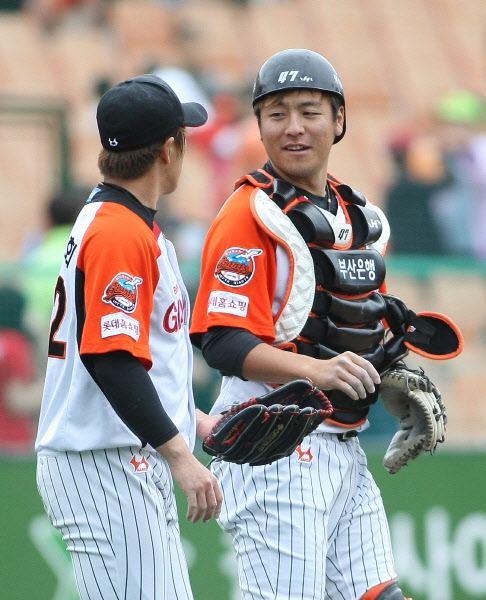 경기승리후 기쁘게 웃고있는 강민호 선수